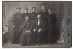 Photography studio Richter, Vienna, Schönbrunnerstr. 161, A Family in Traditi
