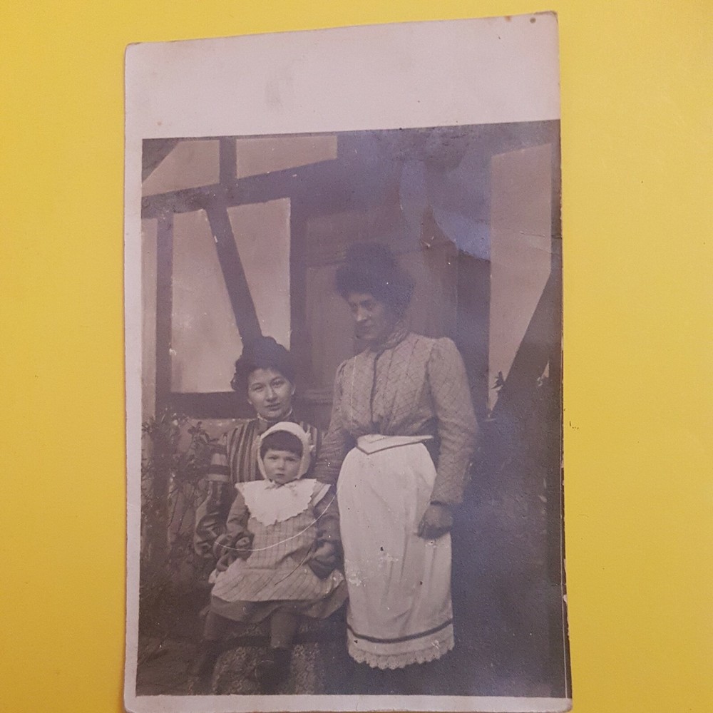 Photo Antique, Vintage, 1910, Two Women with Young Girl in Front of Half-Timbered House