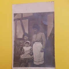 Photo Antique, Vintage, 1910, Two Women with Young Girl in Front of Half-Timbered House