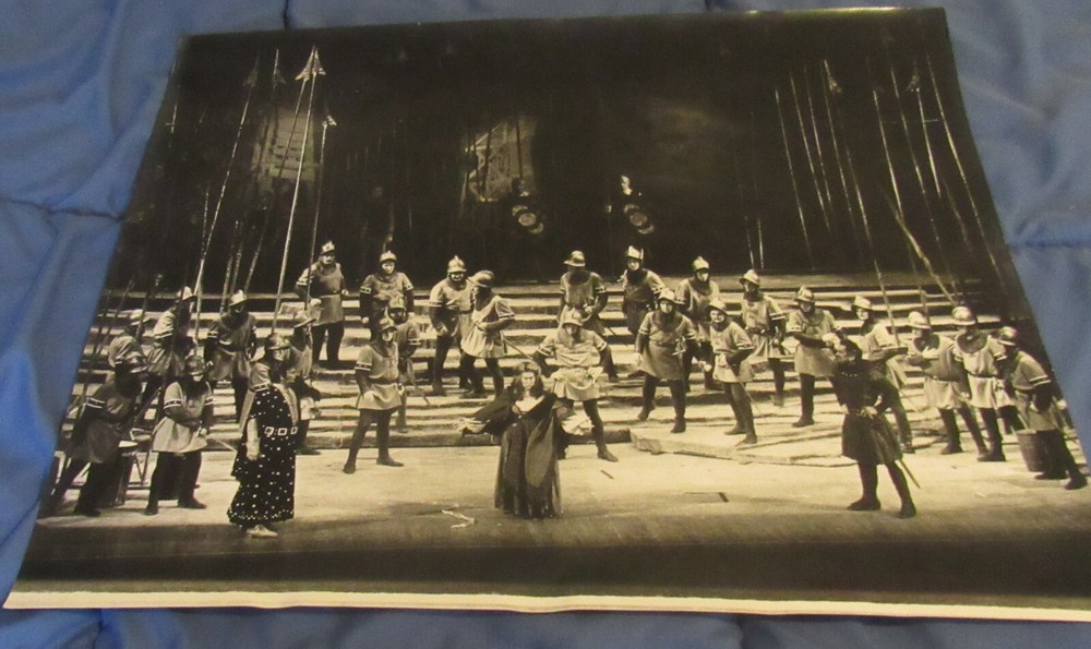 Sandy Underwood photograph; Theatrical Performance, 16″ x 20″, Cincinnati, Ohio