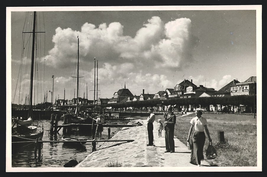 Photography of Travemünde, harbor and villas on the promenade