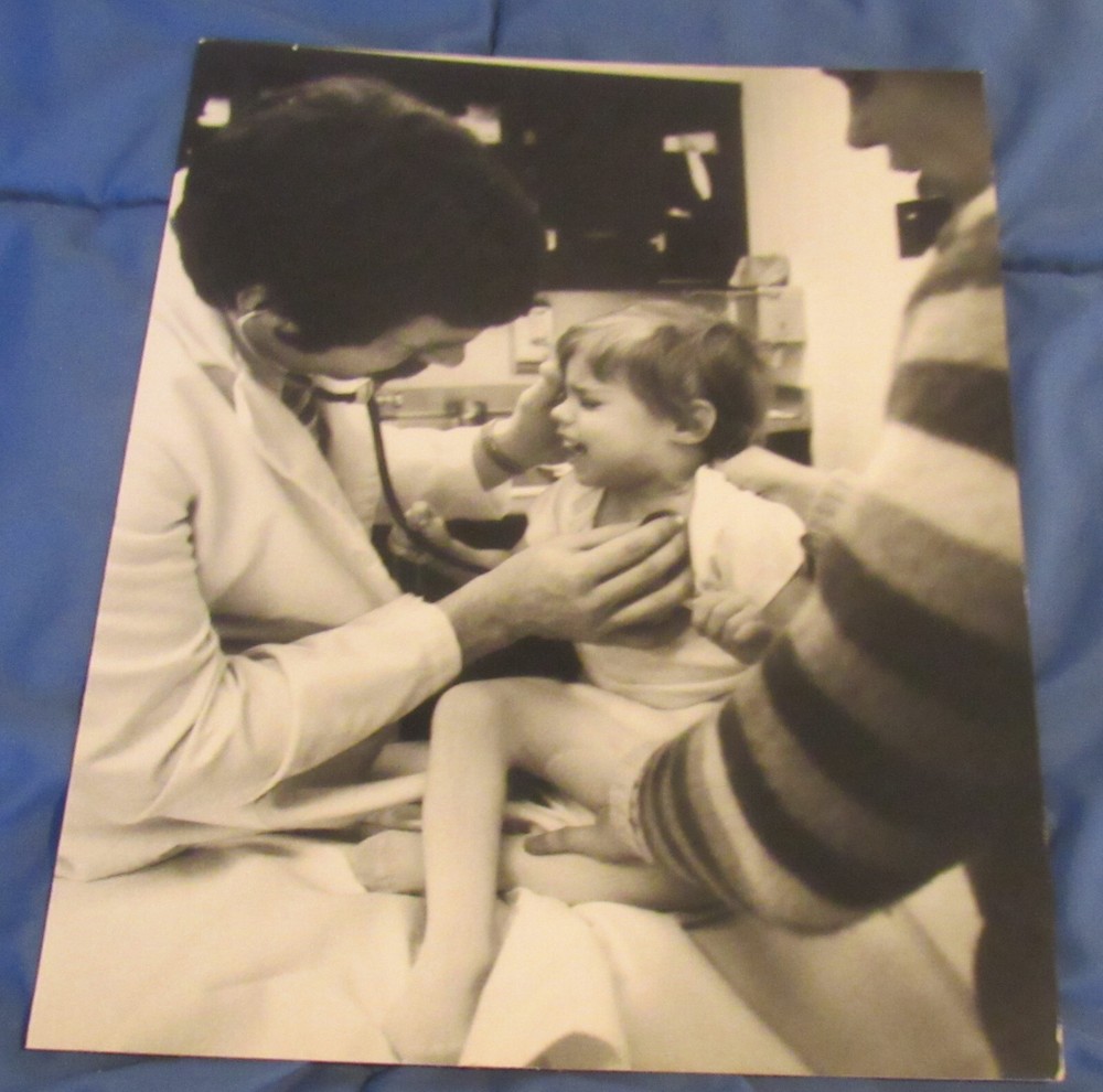 1977 Sandy Underwood photograph; doctor examining child, 11″ x 14″
