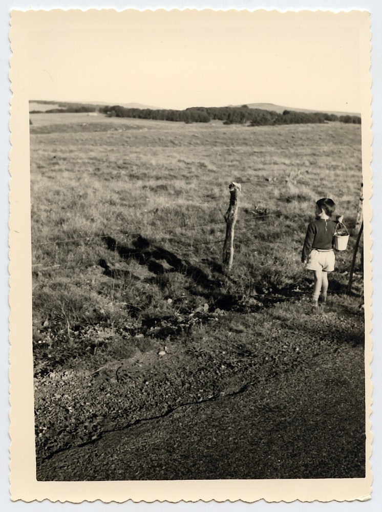 Child With Bucket Before Exam Ombre – Photo Antique An. 1950