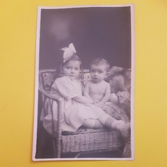 Foto Antik, Vintage, 1921, Zwei Kinder, Mädchen mit Schleife, Nackedei, top