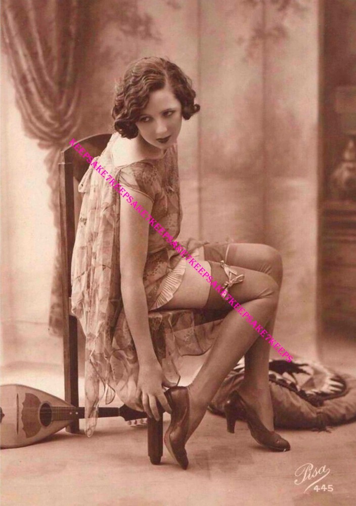 1920s PRETTY GIRL IN LINGERIE AND STOCKINGS LEGGY LARGE PHOTO F-1053