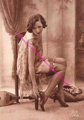 1920s PRETTY GIRL IN LINGERIE AND STOCKINGS LEGGY LARGE PHOTO F-1053