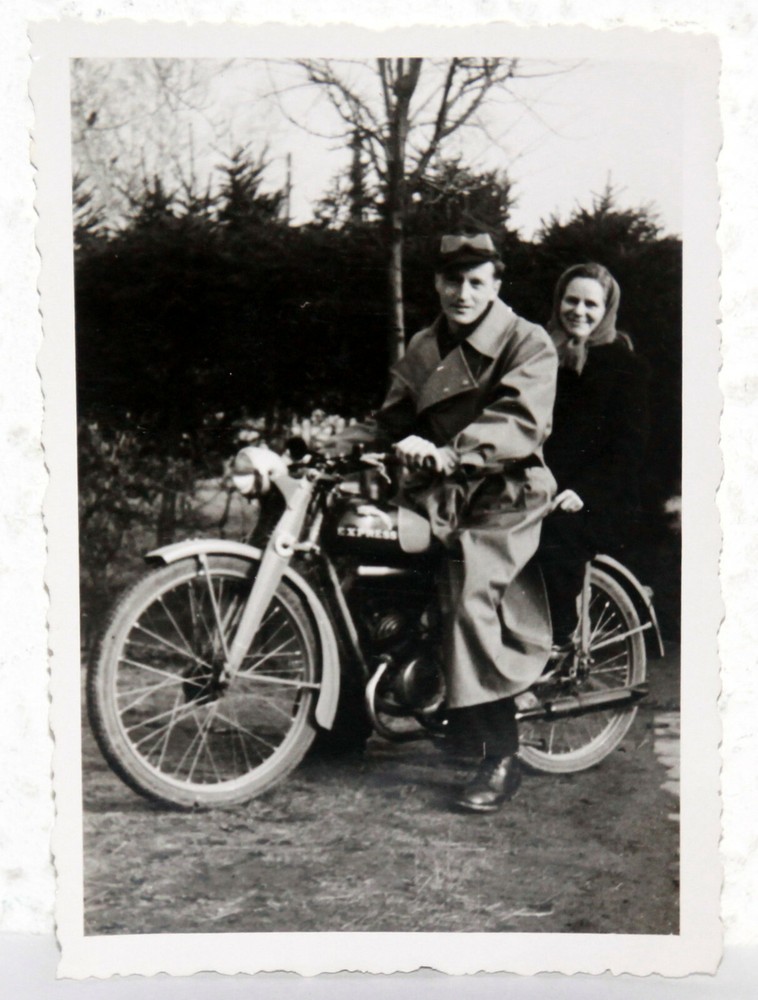 Photo 1950 – YOUNG COUPLE ON MOTORCYCLE