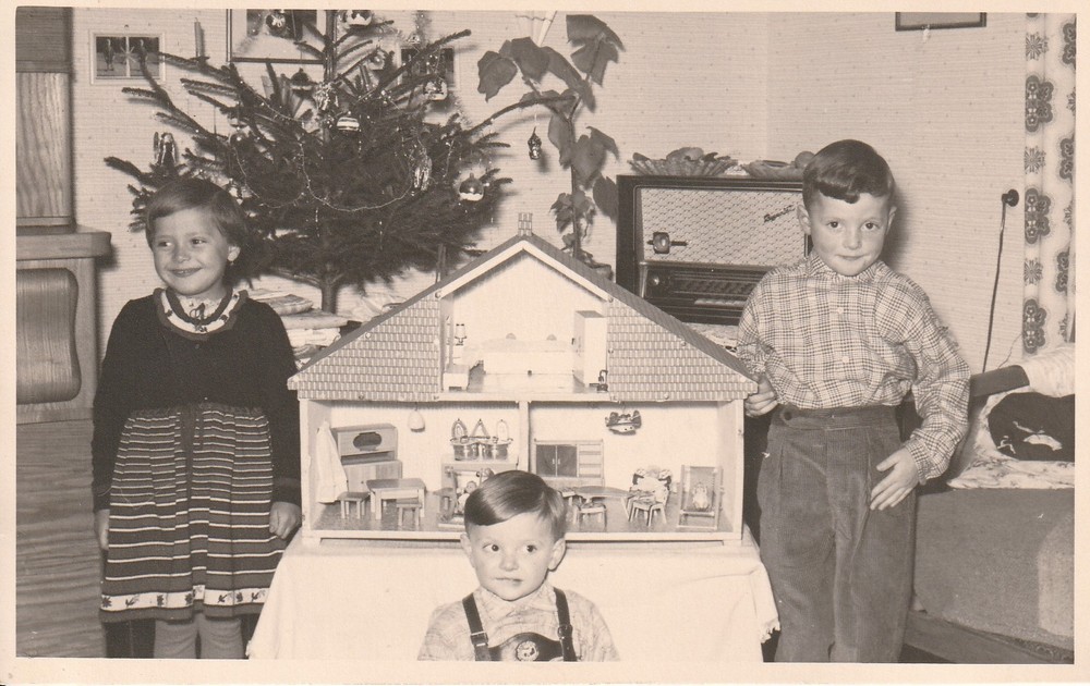 Photo Postcard Pretty Children at Christmas with Toy Nativity Radio 1950s-2