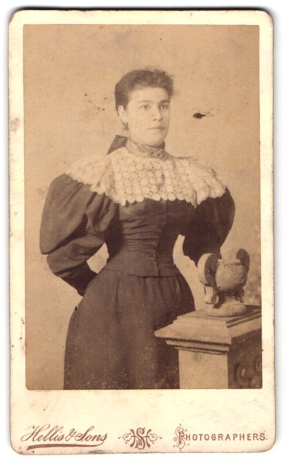 Photograph Hellis & Sons, London, Regent Street 213, Portrait of a Lady Next to e