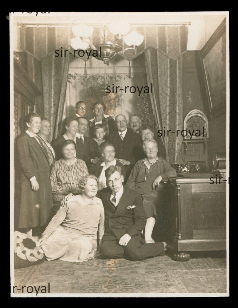 Group photo next to tube radio speakers around 1930 – photo 8x11cm