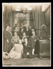 Group photo next to tube radio speakers around 1930 – photo 8x11cm