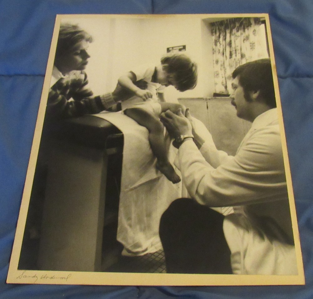 1977 Sandy Underwood photograph; doctor examining child #2, 11″ x 14″