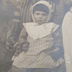 Photo Antique, Vintage, 1910, Two Women with Young Girl in Front of Half-Timbered House