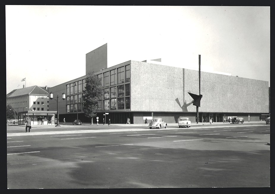 Photograph Berlin, street intersection in front of the Deutsche Oper