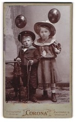 Photography studio Corona, Zwickau, photographer reflected in the balloons D