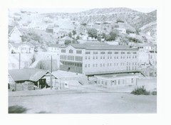 13 – BISBEE ARIZONA HOUSES ALONG HILLSIDE AND DIRT ROAD 8″ X 10″ PHOTO