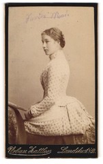 Photograph Urban Zattler, Landshut i. B., young woman in fitted dress with g