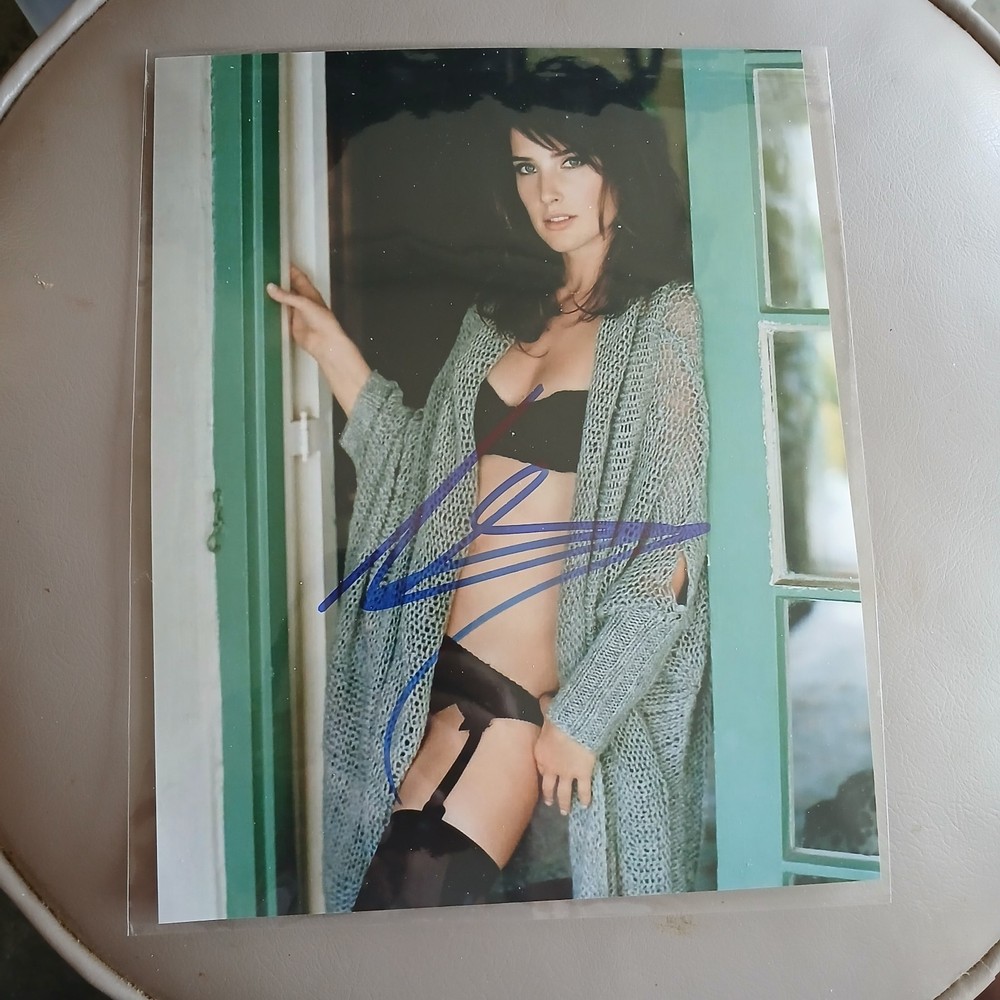 Actress Colbie Smuldera Autographed 8×10 Photo How i met your mother