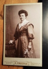 standing young woman with flowers – backdrop / CDV studio Corona Zwickau