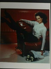 Sigorney Weaver Lounging on Red Chair White Roses – 8×10″ Photo Pre-2012 L1390H