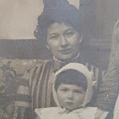 Photo Antique, Vintage, 1910, Two Women with Young Girl in Front of Half-Timbered House
